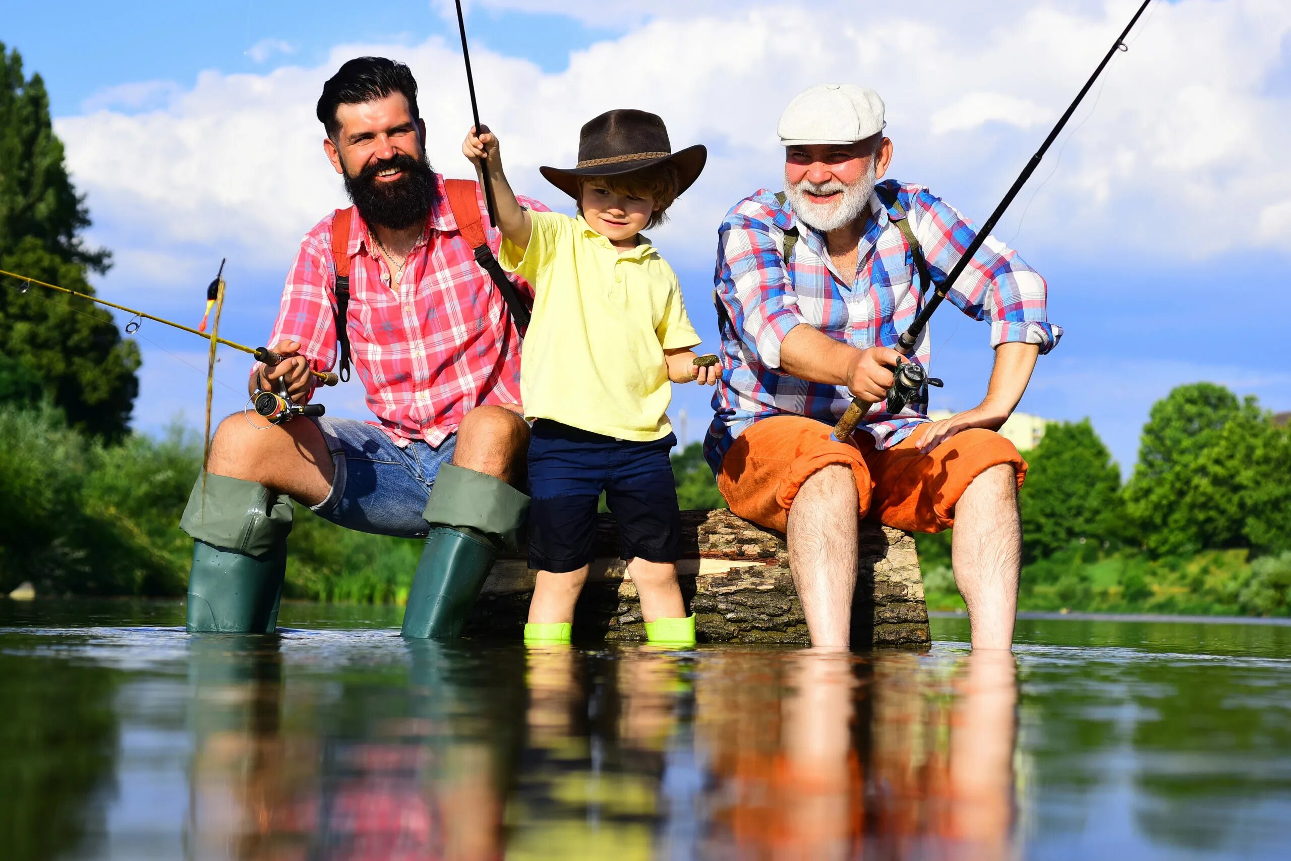 Отец и сын на рыбалке. Папа с сыном на рыбалке. Дедушка с внуком на рыбалке. Рыбалка с сыном.