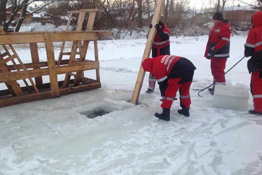 Крещение купание выход на лед. Крещение 2022 ульяновск. Крещенские купания в деревне. Купели в ульяновске на крещение 2024. Крещение в храме.