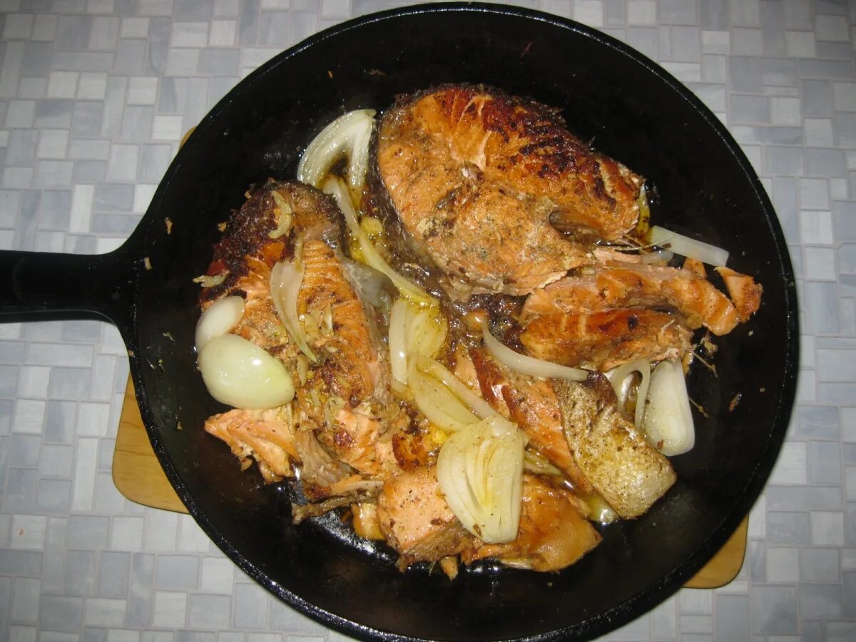 Как пожарить семгу на сковороде правильно вкусно. Сёмга жареная на сковороде. рыба с луком на сковороде. жареная красная рыба на сковороде с луком и морковью.