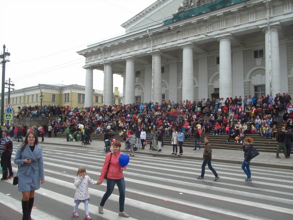 Питер национальности. Нации Санкт Петербурга. Национальности Санкт-Петербурга. Дом национальностей в Санкт-Петербурге. Дом национальностей СПБ фото.