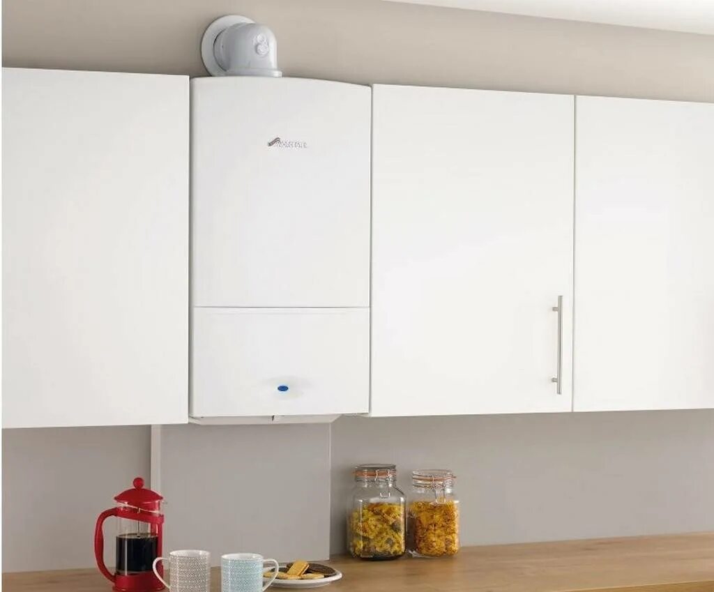 Кухонный гарнитур с газовым котлом. Кухонные гарнитуры с газовым котлом. Навесной котел на кухне. Спрятать газовый котел в кухонный гарнитур. Котел на кухне.