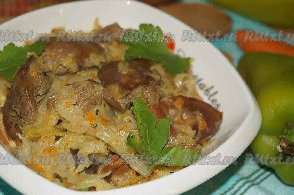 Рецепт печень капуста. Тушёная капуста с печенью куриной. Печень с капустой тушеная. Куриная печень тушеная с капустой. Куриная печень с капустой в духовке.