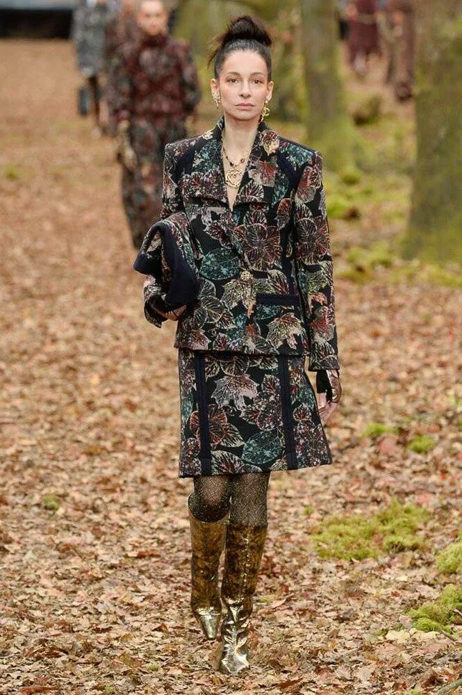Chanel paris fashion week. Коллекция шанель зима 2018. Показ шанель зима 2022. Chanel осень зима. Показ шанель осень зима 2020.