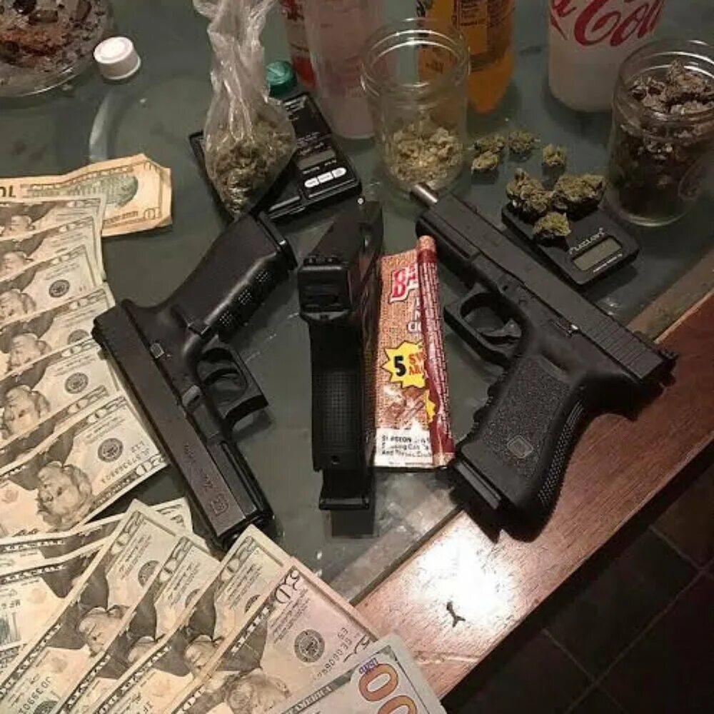 Guns bithes s money. Money gun. Guns bithes s money. Стол с деньгами и оружием. Стол с деньгами и оружием.