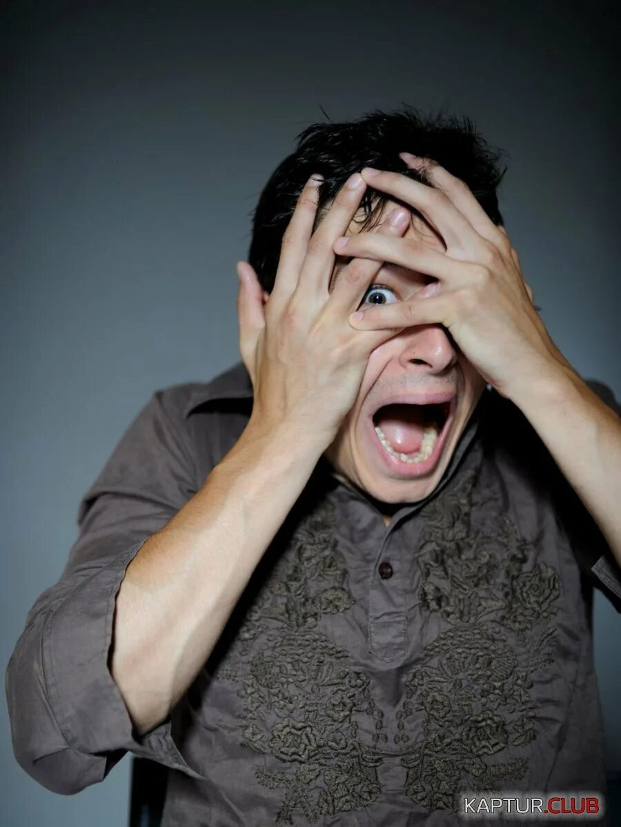 Смешные рисунки. Девушка дрожит. Дрожа от страха. Испуг. Жирная испуганная женщина.