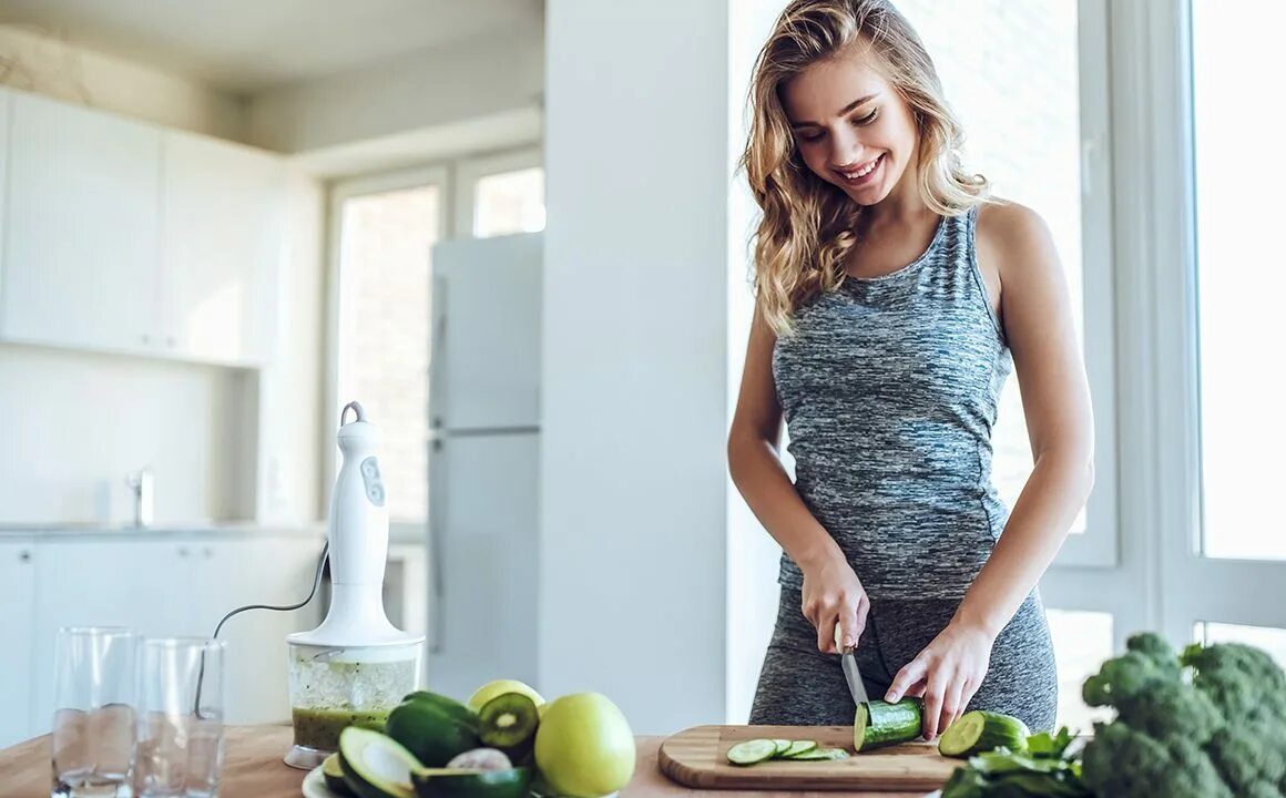 Keep a diet. Здоровое питание девушка. Девушка со здоровой едой. Еда на женщине. Девушка на диете.