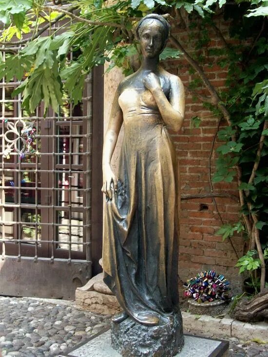 Бронзовая статуя джульетты в вероне. Статуи вероны. Нерео костантини статуя джульетты. Бронзовая статуя джульетты в вероне. Памятник джульетте в вероне.