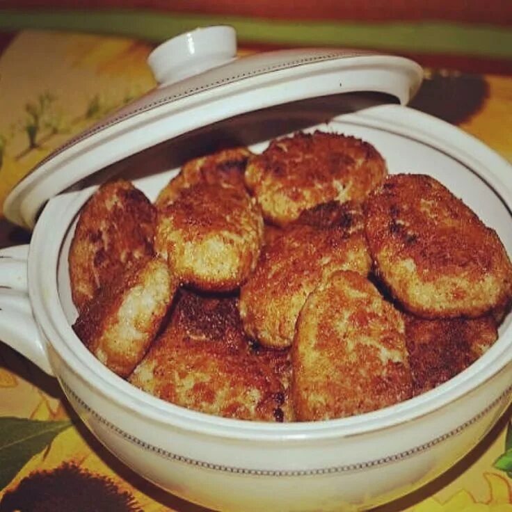 Котлеты бомбочки. Оладьи из куриной грудки. Котлеты по-цыгански рецепт. Котлета по донбасски. Котлеты по цыгански.