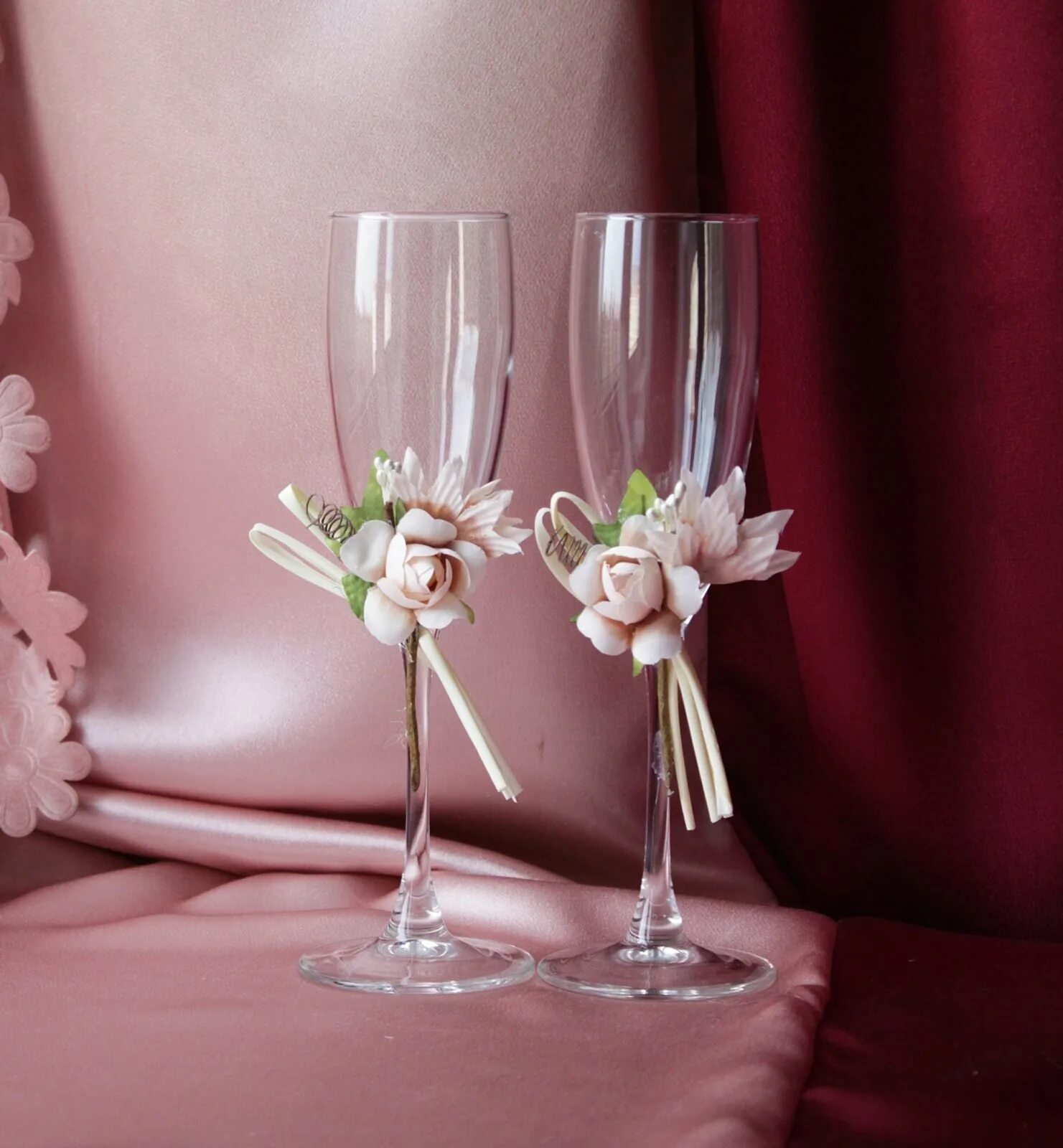 Свадебные фужеры для молодоженов. Украшение бокалов на свадьбу. Украсить свадебные бокалы. Оформление фужеров. Украшение бокалов.