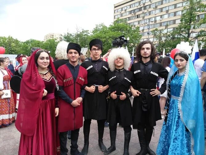 Азербайджан народ. Азейбарджан национальный костюм. Азербайджан люди. Азербайджан какие народы. Азербайджанские национальные костюмы для детей.