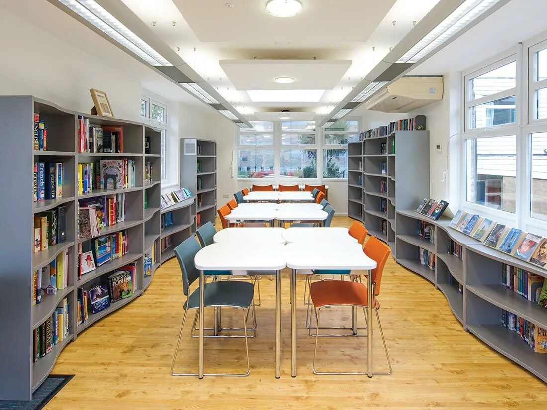 School library. Современная Школьная библиотека. Библиотека в школе. Современная библиотека в школе. Книгохранилище в школе.