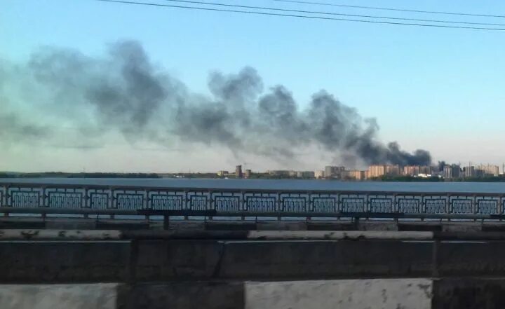 Что горело на левом берегу. Воронеж пожар левый берег. Воронеж пожар сейчас на левом берегу. Пожар на левом берегу Уральская улица Воронеж. Пожар в Воронеже сегодня на левом берегу.