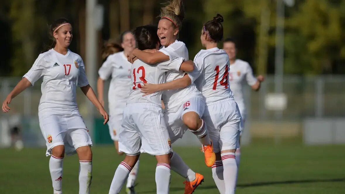 Женский футбол атмосфера. Футбол женщины италия. Девушки в форме сборной италии по футболу. Italy national under-18 football team. Женская сборная финляндии по футболу.
