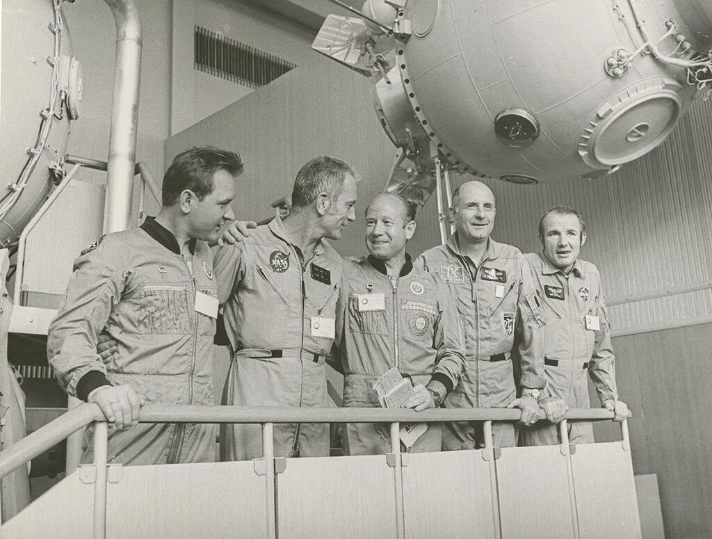 Полет первого американского космонавта. Экипаж Союз-Аполлон 1975. Советско американский полет Союз Аполлон. Кубасов Союз-Аполлон.