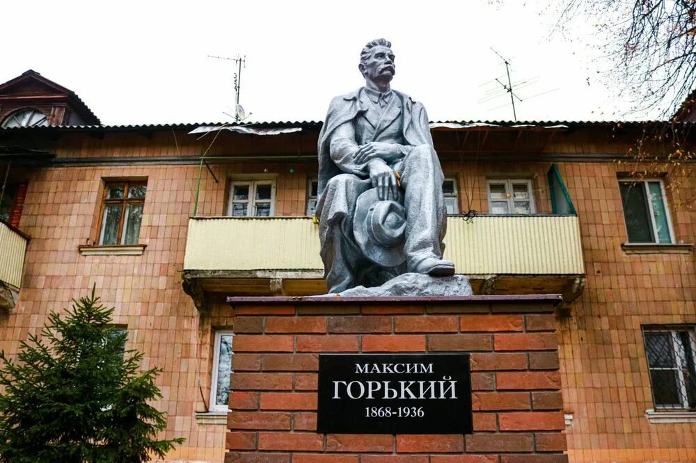 В орехово зуево или в орехове зуеве. Памятник горькому орехово-зуево. памятник максиму горькому орехово-зуево. памятник маяковскому в орехово-зуево. памятник алексея горького орехово зуево.