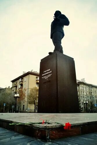 Два памятника орджоникидзе в магнитогорске. Грязнов памятник Магнитогорск. Памятник сталевару Грязнову Магнитогорск. Памятники голодным временам Челябинск. Памятники в Магнитогорске цены фото долг.