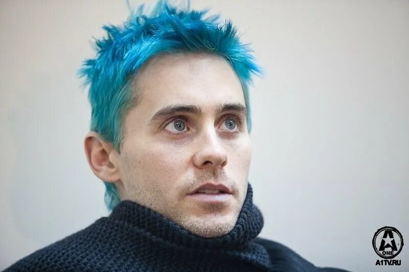 бирюзовые волосы у парней. парень с голубыми волосами. голубые волосы у мужчин. синие волосы у мужчин. джаред лето голубой.