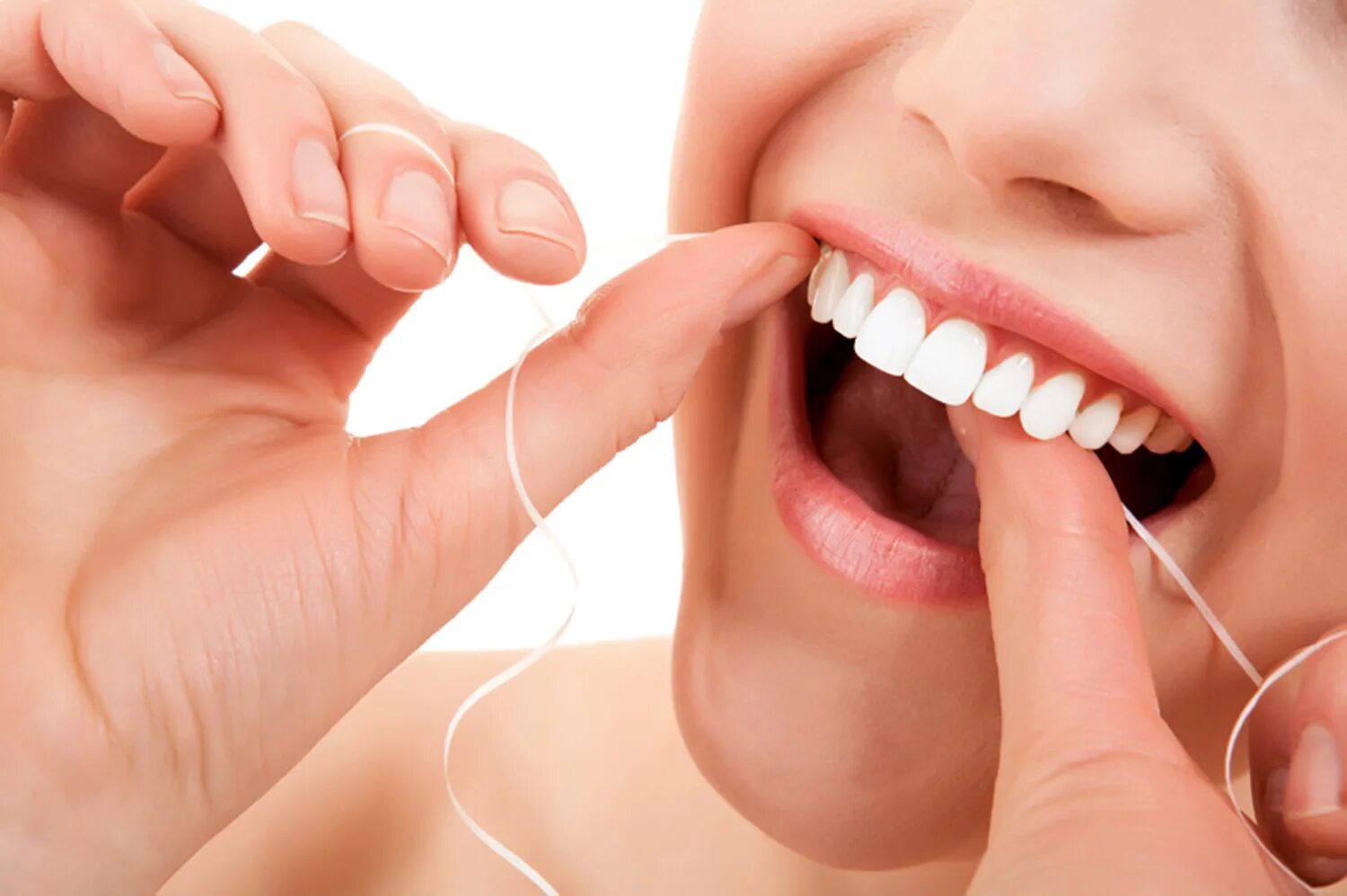 Зубная нить. Зубная нить травмирует десны. Травмирование десен зубной нитью.