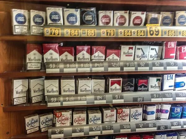 Магазин сигарет. Табак ассортимент. Ценники на сигареты в магазинах. Сигареты в табачке. Купить сигареты в кирове
