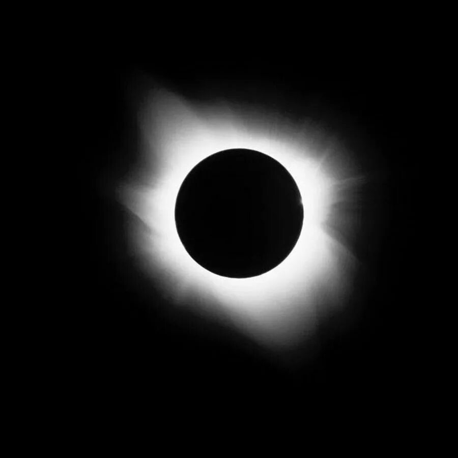 Луна на черном фоне. Полумесяц в астрономии. Солнечное затмение 2022. Черная луна. Черное затмение.