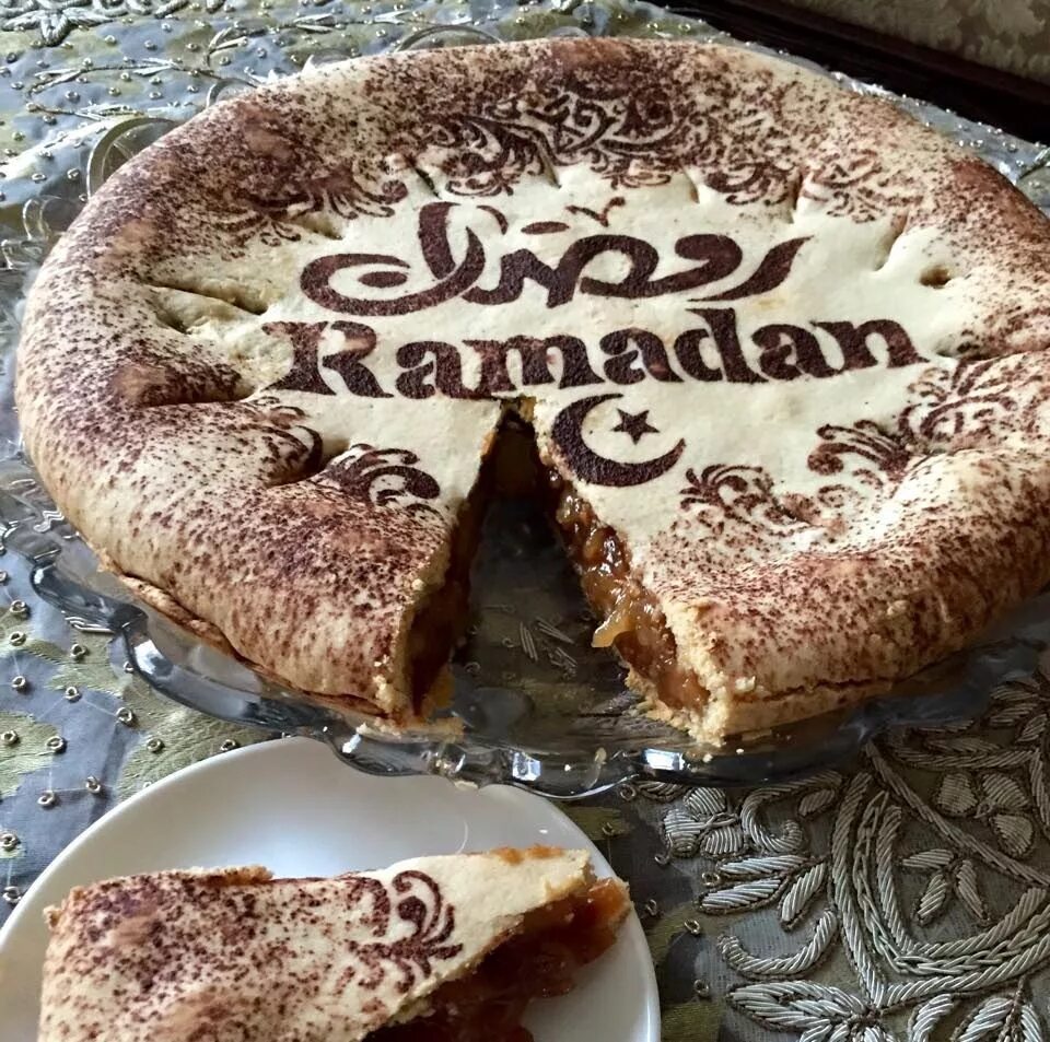 Торт на уразу. Мусульманский торт. Украшение торта на Рамадан. С днем рождения торты исламские. Тортик на Рамадан.