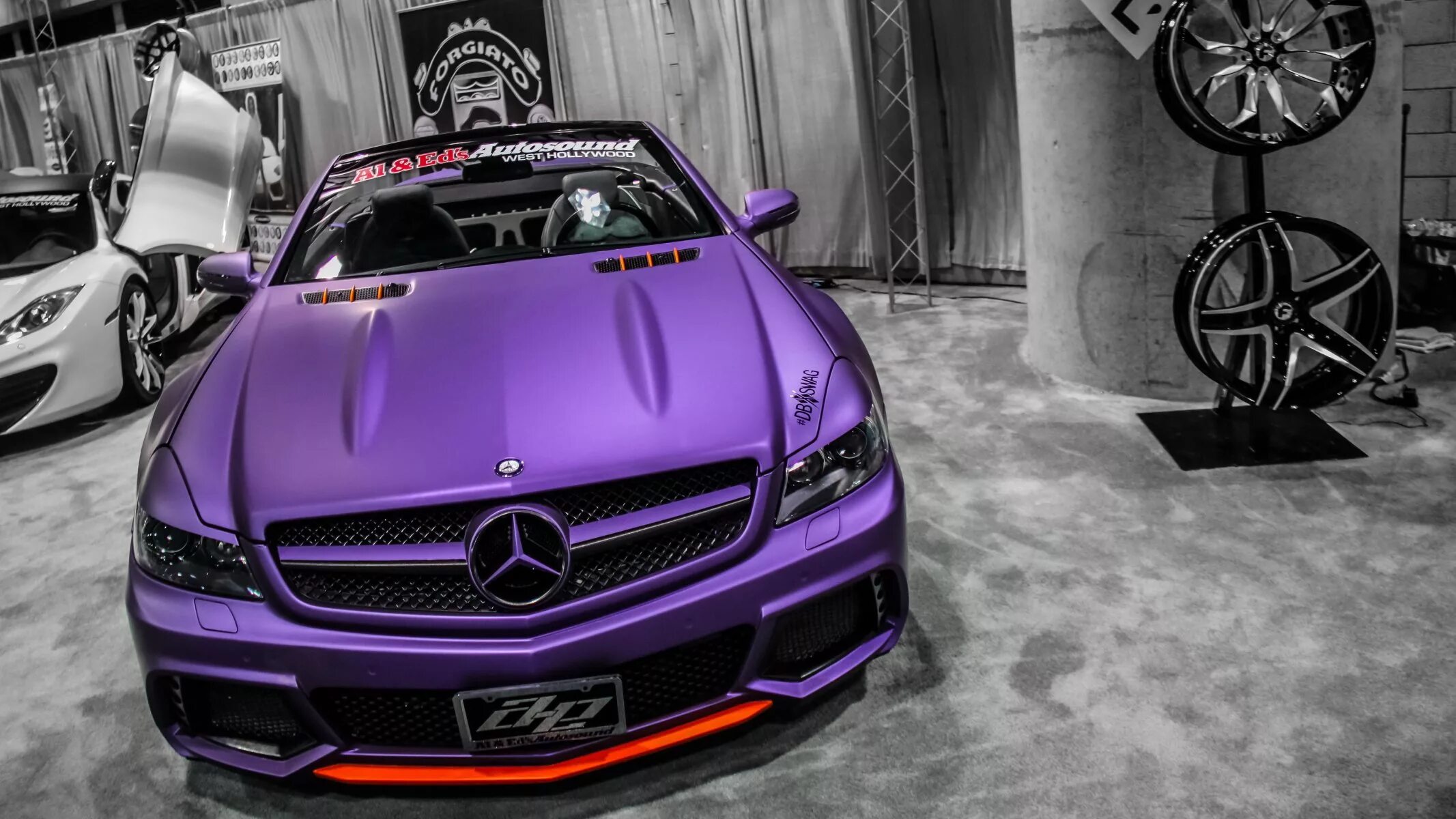 АМГ 63 фиолетовый. Mercedes Benz AMG Purple. Mercedes Benz c63 AMG градиент. Фиолетовая c63 AMG.