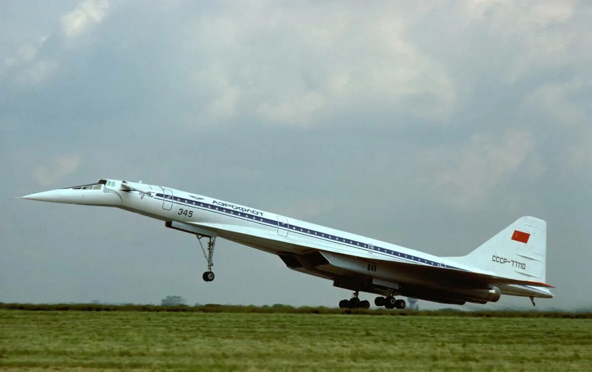 Ту-144 пассажирский самолёт. Ту сверхзвуковой пассажирский самолёт ту-144. Советский Конкорд ту-144. Ту 144 самолет Туполева.