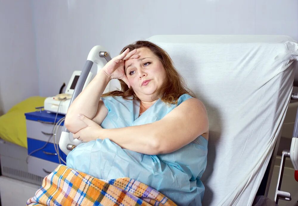 Толстый больной. Пациент с ожирением. Полная женщина в больнице. Толстая больная женщина.