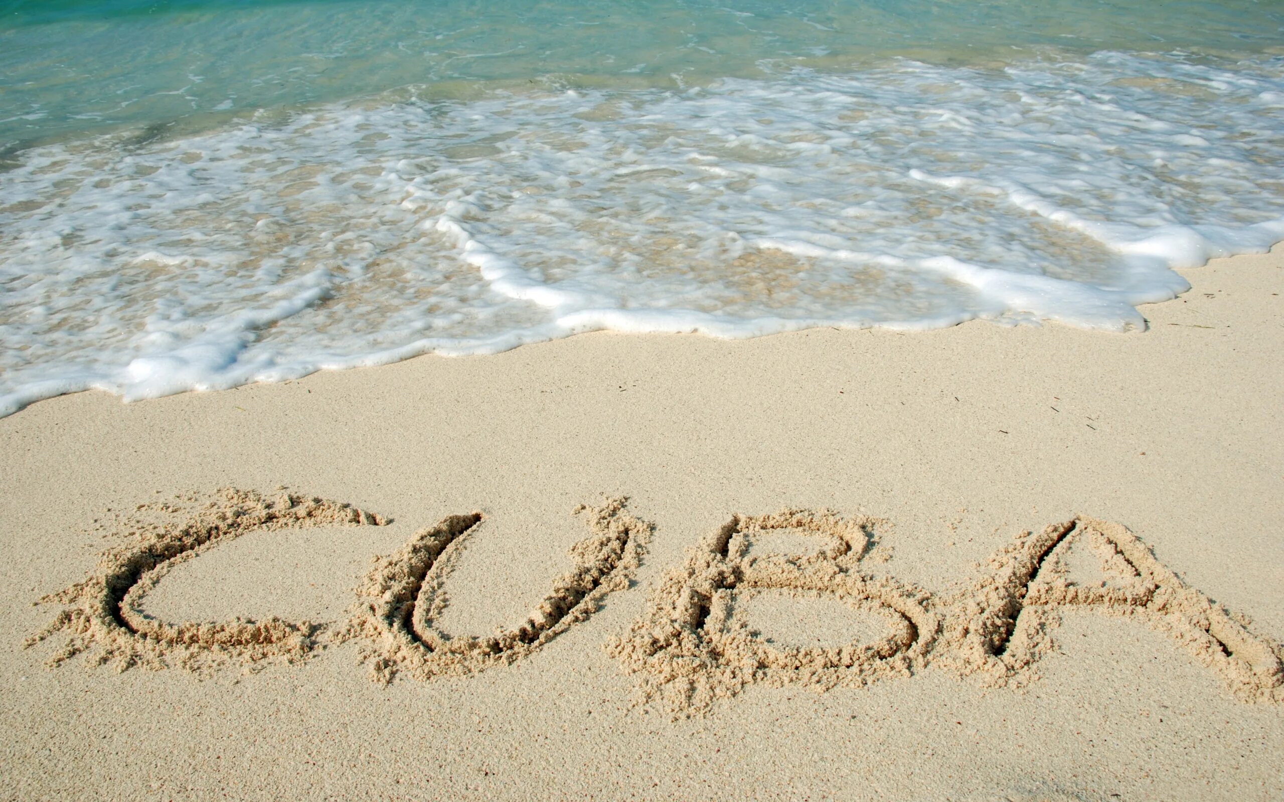 Берег моря предложение составить. Надпись Куба на песке. Пляж. Море песок. Пляж песок.