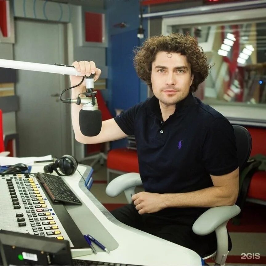 Русское радио ведущие фото. Дмитрий морозов русское радио. Русские перцы антон юрьев алексей сигаев. Фамилия радио русский. Фамилия радио русский.