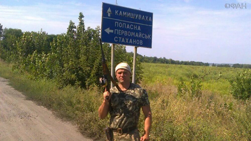 Обмен тел погибших украина. Солдат с телефоном на Киевской.