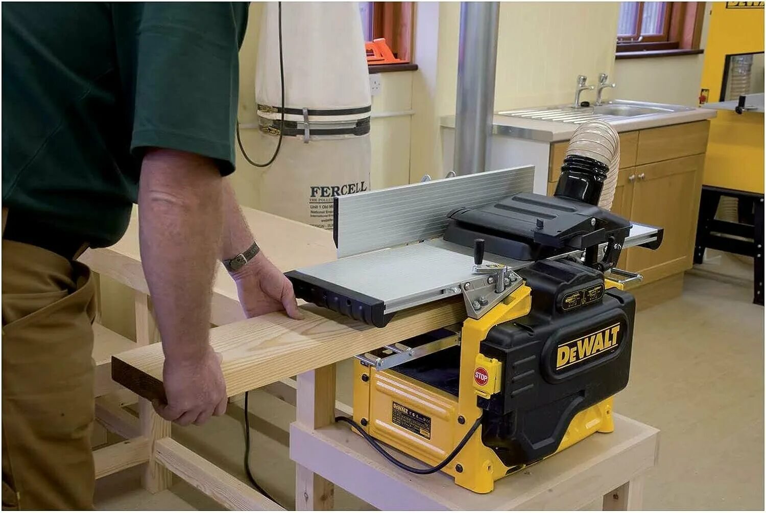 Станок белмаш p1800. Dewalt 733. Рейсмусовый станок dewalt. Фуговальный станок деволт. Рейсмусовый станок для домашней мастерской рейтинг.