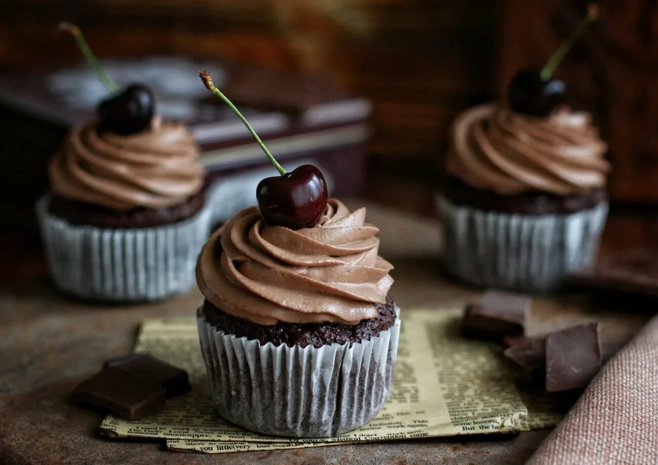 шоколадные капкейки “брауни” ганаш. шоколадный ганаш капкейки. капкейки белые. капкейки шоколадные с шоколадом. ганаш капкейки.