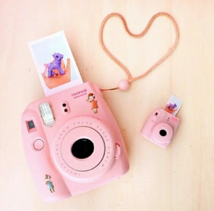 Pink webcam. Детский фотоаппарат. Фотокамера розовая. Девочка с фотоаппаратом. Розовый фотоаппарат для девочек.