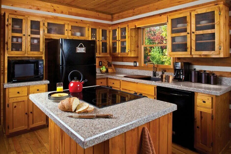 Кухни хорошие деревянные. Деревянная кухня. Кухня в деревянном доме. Отделка кухни в деревянном доме. Маленькие деревянные кухни.