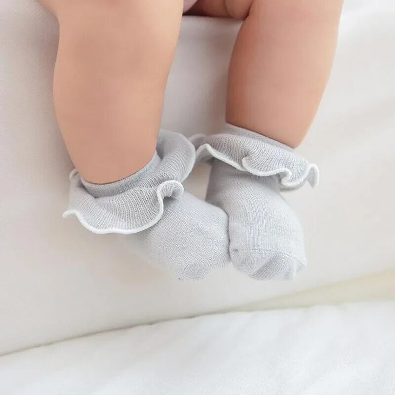 Маленькие цыпочки. Маленькие носочки. Носочки у малышки. Маленькие ножки в носочках. Маленькие носочки для малышки.