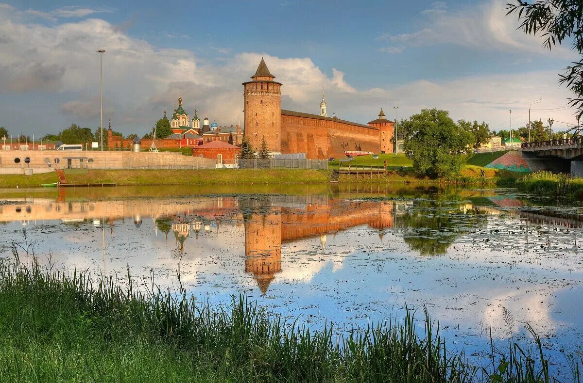 Подмосковный город в честь реки. Река Коломенка в Коломне. Коломна Кремль река. Город Коломна река Коломенка фот. Коломенский Кремль Коломна река.