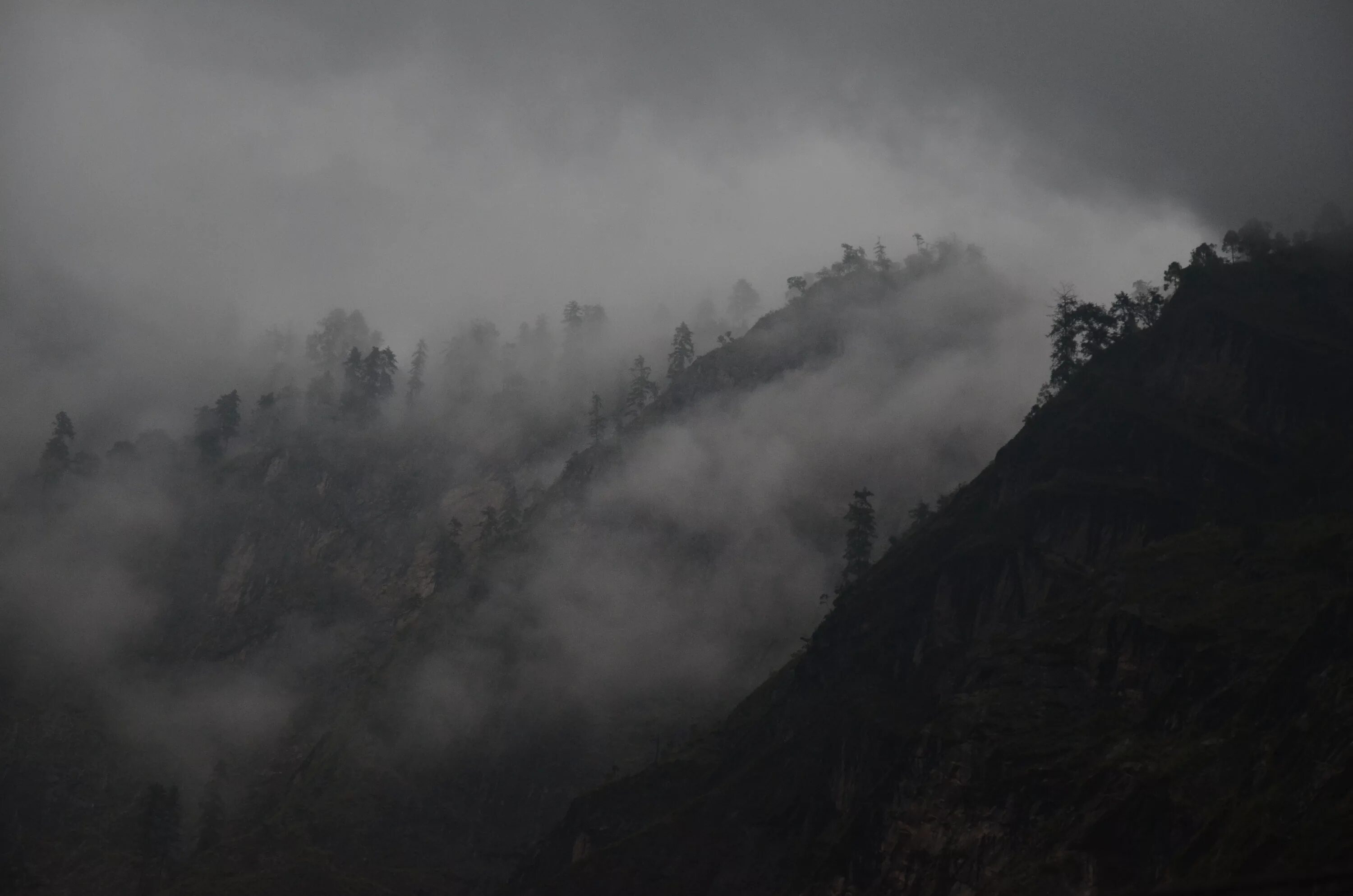 Холмы туман. Горы в тумане. Горы в дымке. Темные горы. Мрачные горы в тумане.