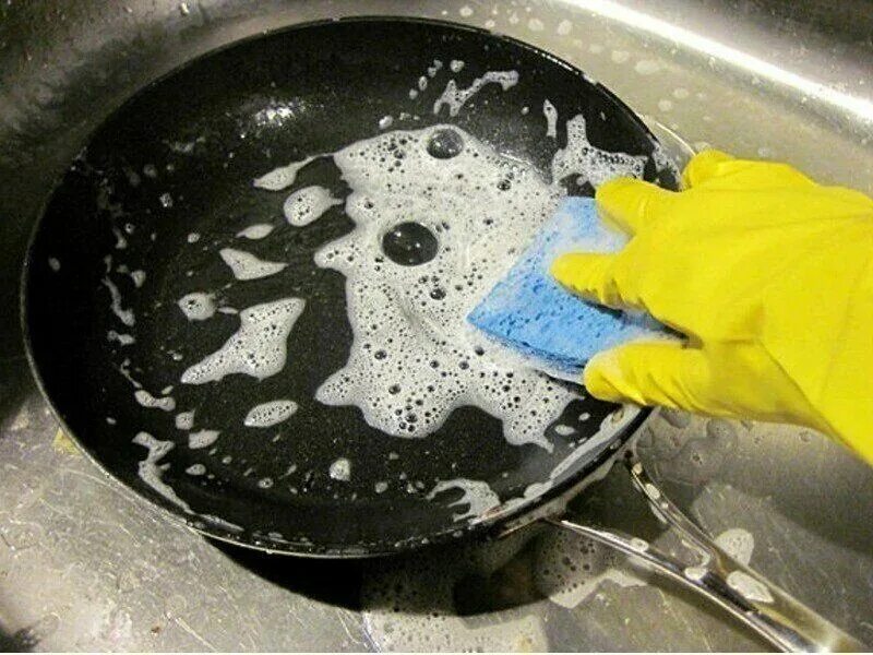 Отмыть сковородки от нагара в домашних условиях. Отмытая тефлоновая сковородка. Протирает сковороду. Мытье сковороды. Какпочтстить скавароду.