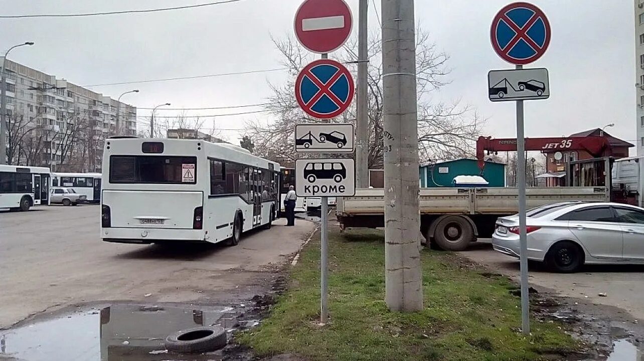 Парковка общественного транспорта. Остановка автобуса запрещена. Знак стоянка запрещена автобусам. Остановка запрещена автобусам знак. Знак стоянка парковка запрещена с автобусом.