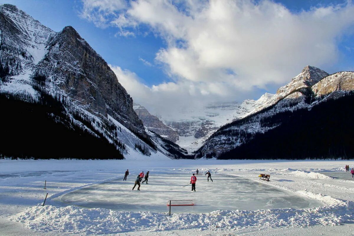 Каток на горе. Центр зимнего отдыха комета, владивосток. Каток курорт banf & lake louise. Поклонная гора каток. Каток на поклонной горе.