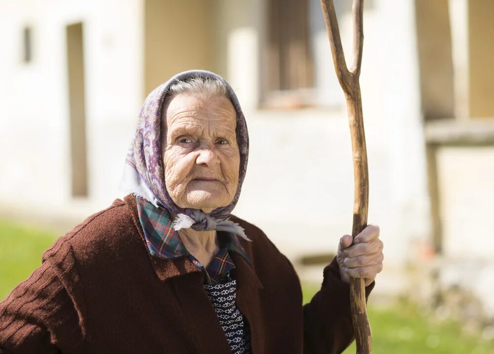 She was very old. Бабка с граблями. Бабушка в платке. Бабуля в платке. Старушка в платке.