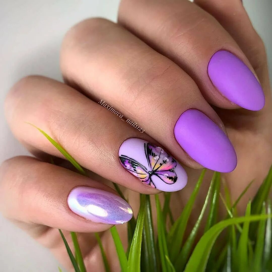 Ногти маникюр апрель 2024. Сиреневые ногти с бабочками. Маникюр фиолетовый с бабочками. Сиреневый маникюр с бабочками. Летний маникюр сиреневый.