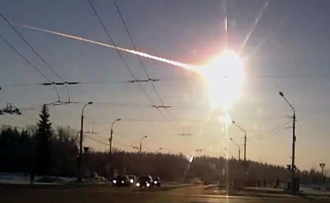 Метеорит в челябинске 2013 кратер. Челябинский метеорит 2013. Метеорит челябинск метеориты. Болид метеор челябинск. 15.