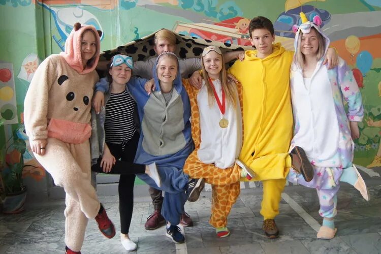 Кореянка в пижаме. Люди в кигуруми на улице. Виктория бекхэм в пижаме. Американцы в пижаме в магазине. Можно ходить в пижаме.