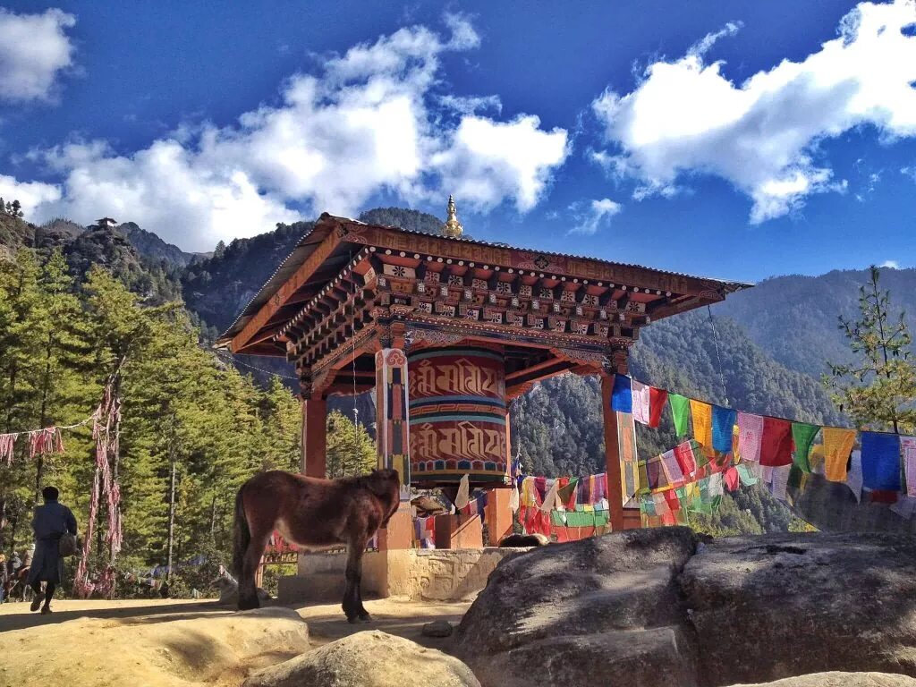 Бутан работа. Храм паро лакханг бутан. Монастырь Таксанг, бутан. Paro Taktsang бутан. Tiger Nest бутан.