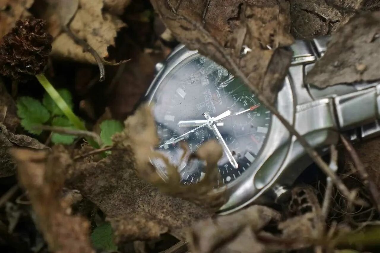 Сломанные часы. Emporio armani watches 2022. Sand watch. Карманные часы в руке. Потерять часы примета для женщины наручные.
