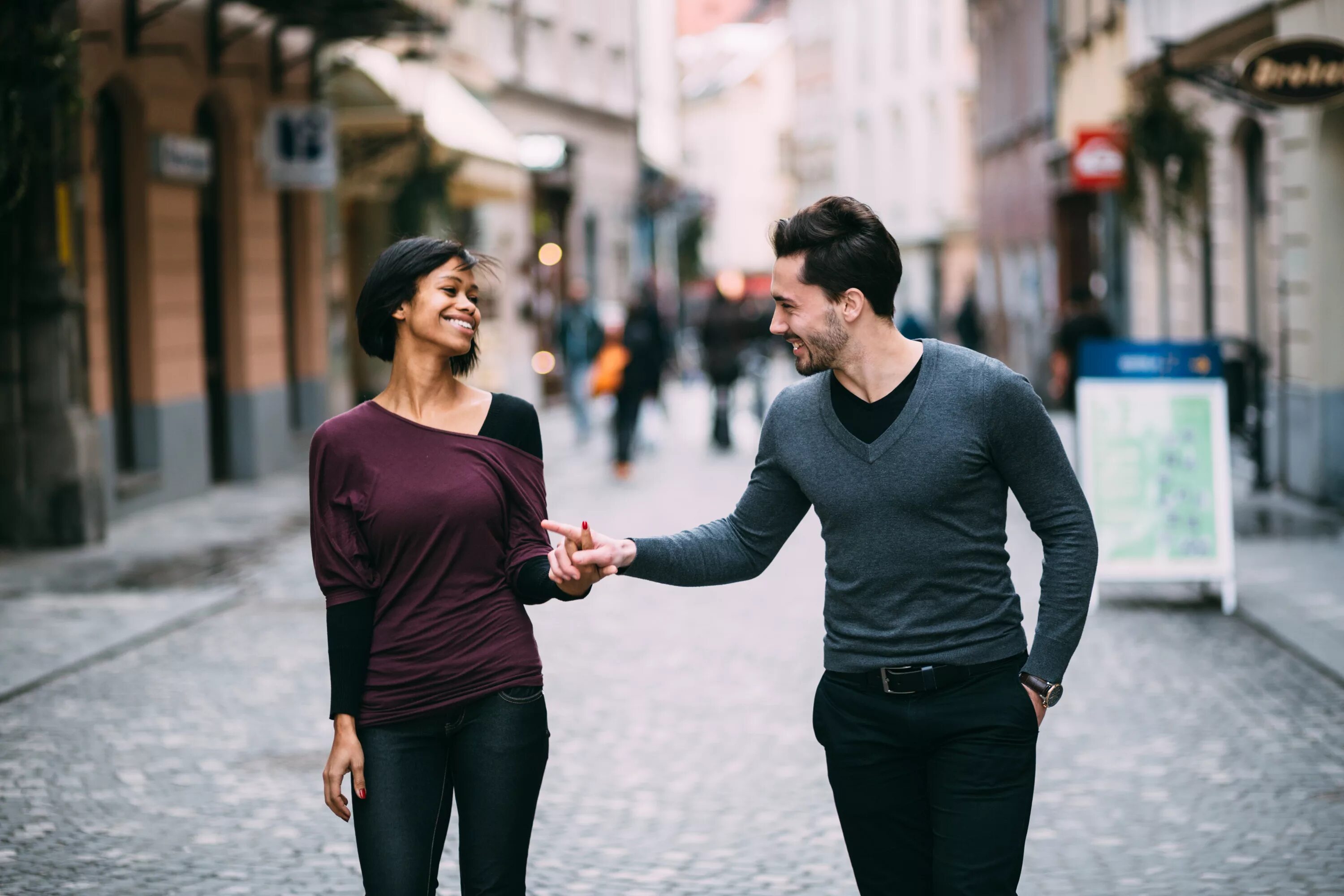 Man comes to women. Прогулка влюбленных. Встреча мужчины и женщины. Мужчина и женщина на прогулке. Парень и девушка встречаются.