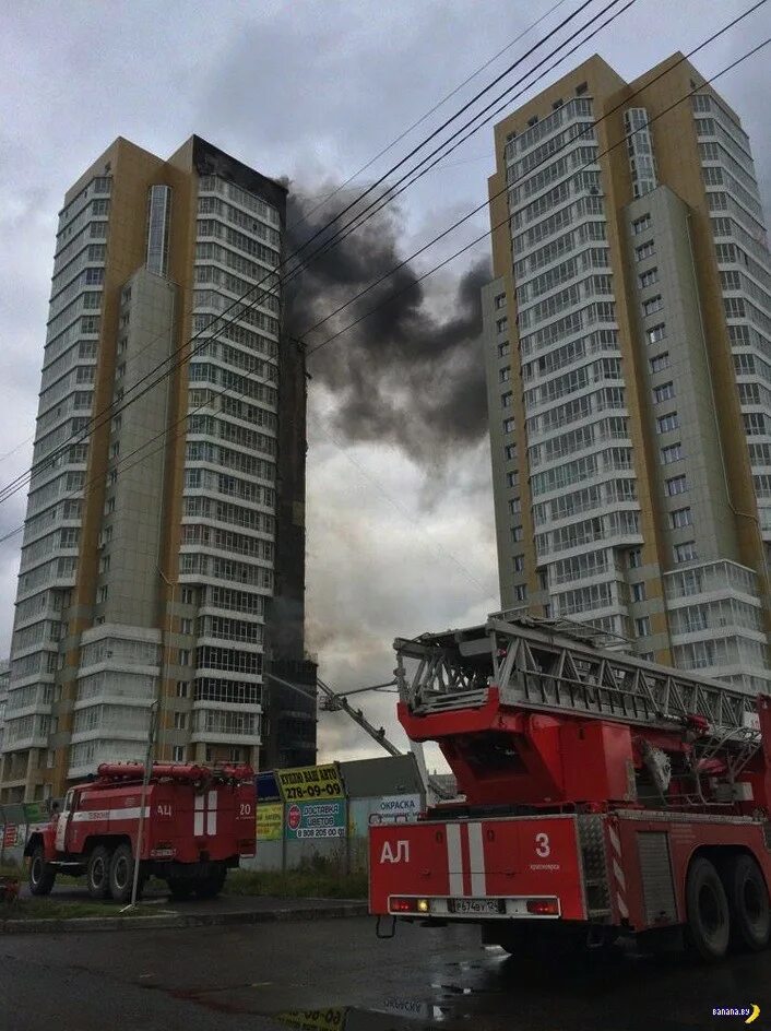 свечки многоэтажки. пожар в красноярске 25 этажка. нашли дома свечки. дом свечка. микрорайон "брусилово".