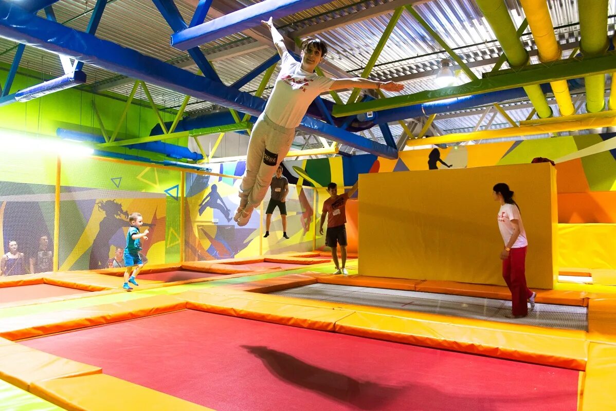 Батутный парк улет екатеринбург радуга парк. Батутный парк улет екатеринбург радуга. Батутный центр магнитогорск. Батутный парк улет екатеринбург радуга парк. Радуга парк батуты.